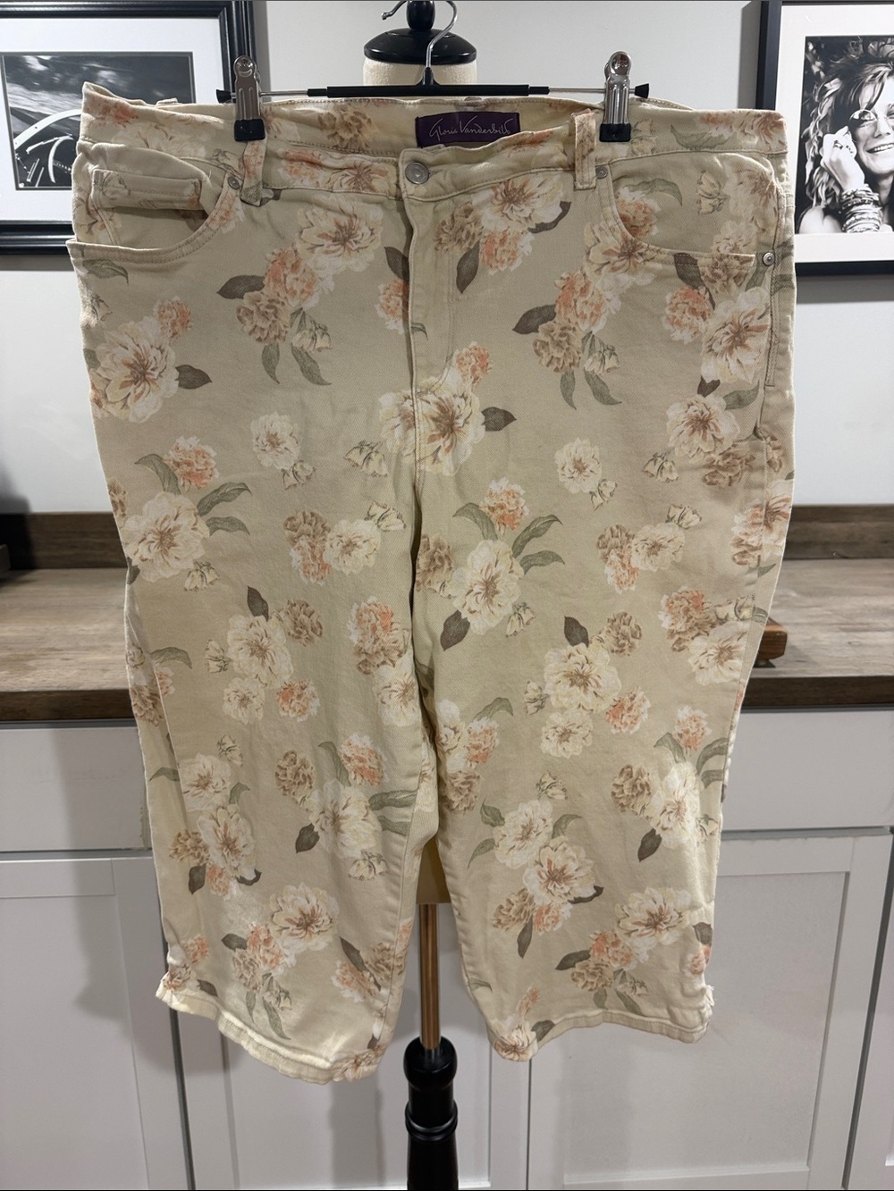 Gloria Vanderbilt Beige Floral Cropped Jeans (capris) size 18W